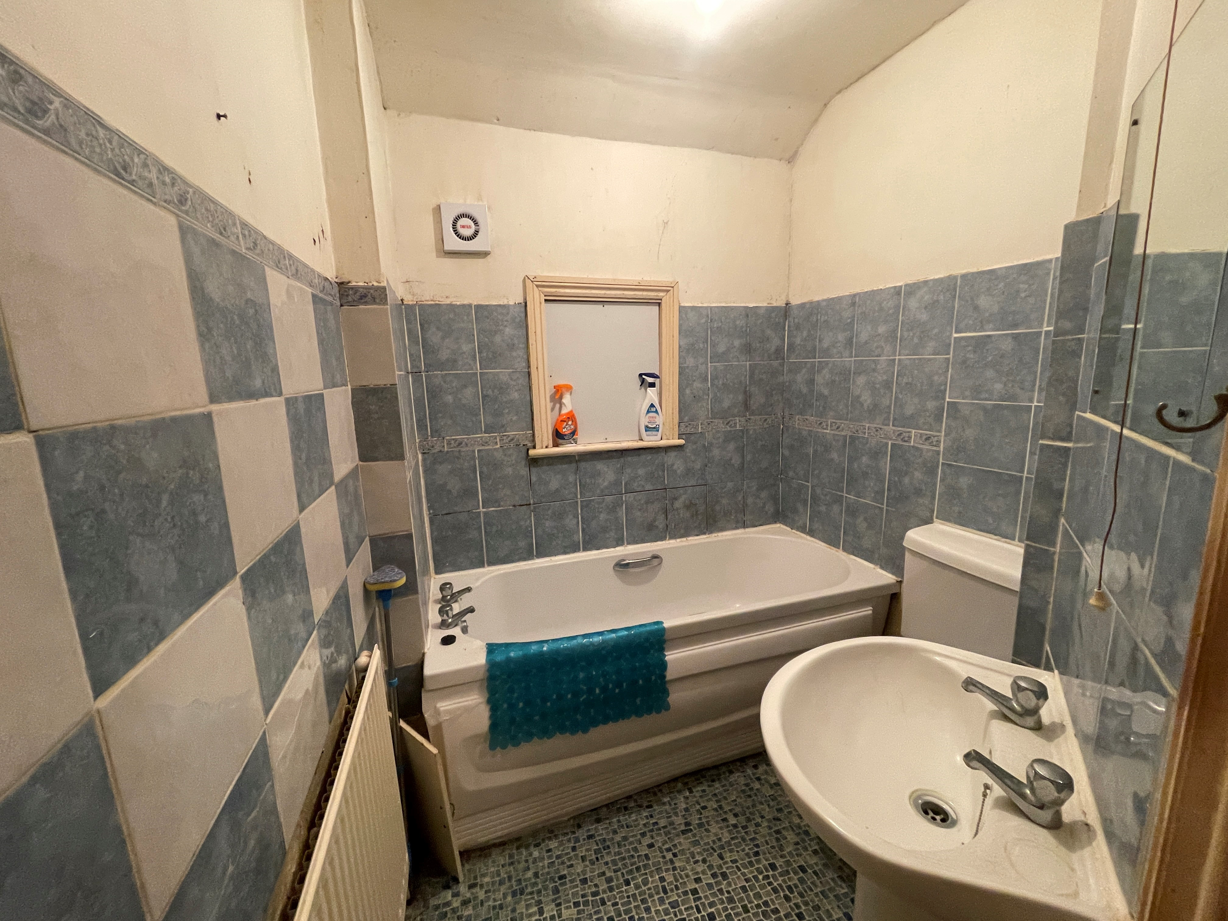 Lot: 92 - THREE-BEDROOM TERRACED HOUSE WITH VIEWS - 
